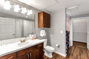 Bathroom - Charming 1BD in Trendy West End Neighborhood (Dallas)