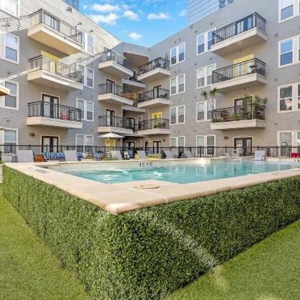 حمّام سباحة خارجي