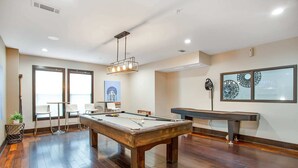 Games room - Trendy Place to Stay in Downtown Next to Convention Center (Dallas)