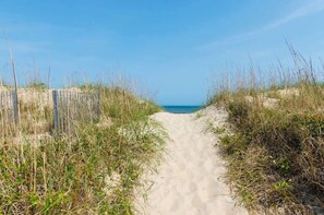 Beach nearby, sun loungers - Semi-Oceanfront! Gorgeous Ocean Views! Sleeps 21! Steps to the Beach! (Rodanthe)