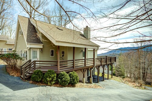 Grandfather View, <1mi to Hawksnest, Family and Dog Friendly