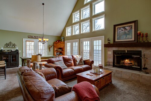 Grandfather View, <1mi to Hawksnest, Family and Dog Friendly