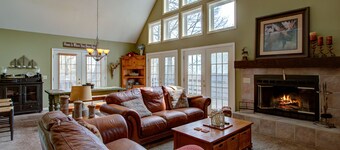 Grandfather View, <1mi to Hawksnest, Family and Dog Friendly