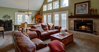 Grandfather View, <1mi to Hawksnest, Family and Dog Friendly