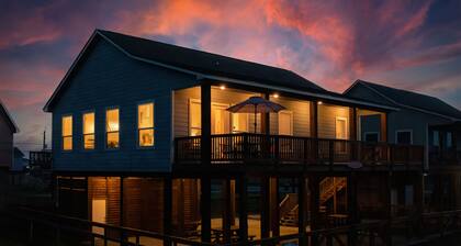 Newly Painted, Luxe 4/4, Steps to beach, fenced, dog friendly with hot tub