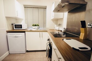Apartment, Multiple Beds | Private kitchen | Fridge, microwave, oven, stovetop - Stunning 3-bed Ground Floor Apartment in Coventry (Coventry)