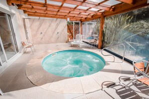 Indoor spa tub
