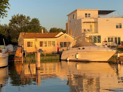 Lake StClair Belvedere bay hot tub 2 boat wells  fishing  paddle boards, kayak