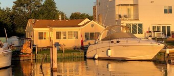 Lake StClair Belvedere bay hot tub 2 boat wells  fishing  paddle boards, kayak