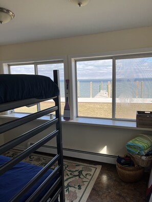 2 bedrooms, iron/ironing board, free WiFi, bed sheets - Lake StClair Belvedere bay hot tub 2 boat wells  fishing  paddle boards, kayak (Harrison Township)