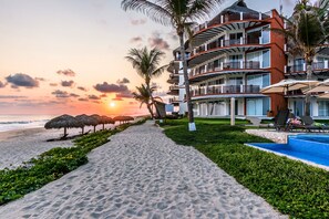 On the beach - Ocean Front 4 Bedroom Residence with Resort Amenities Overlooking the Pacific! (BAJOS DE CHILA, PUERTO ESCONDIDO)
