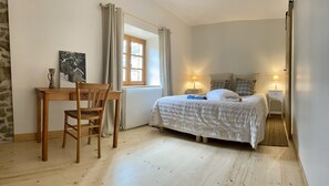 5 makuuhuonetta, työpöytä, silitysrauta/-lauta, vauvan matkasänky