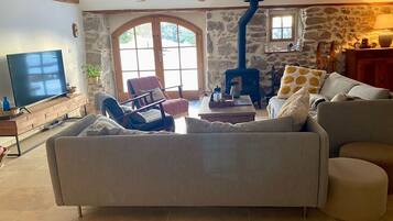 Een televisie, een open haard en boeken