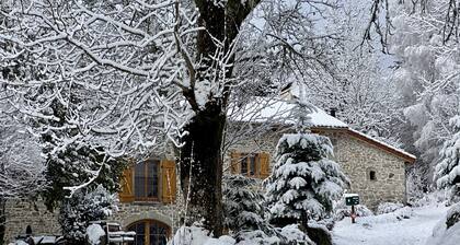 Large family gĂźte in Auvergne, 5 bedrooms, linen included, sleeps 12,