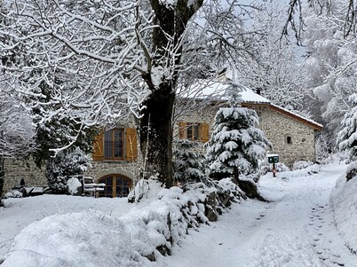 Large family gîte in Auvergne, 5 bedrooms, linen included, sleeps 12, 