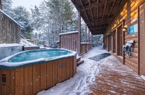 Outdoor spa tub - Sleeps 34! Games, Hot Tub, Pool, Minutes To It All (Pigeon Forge)