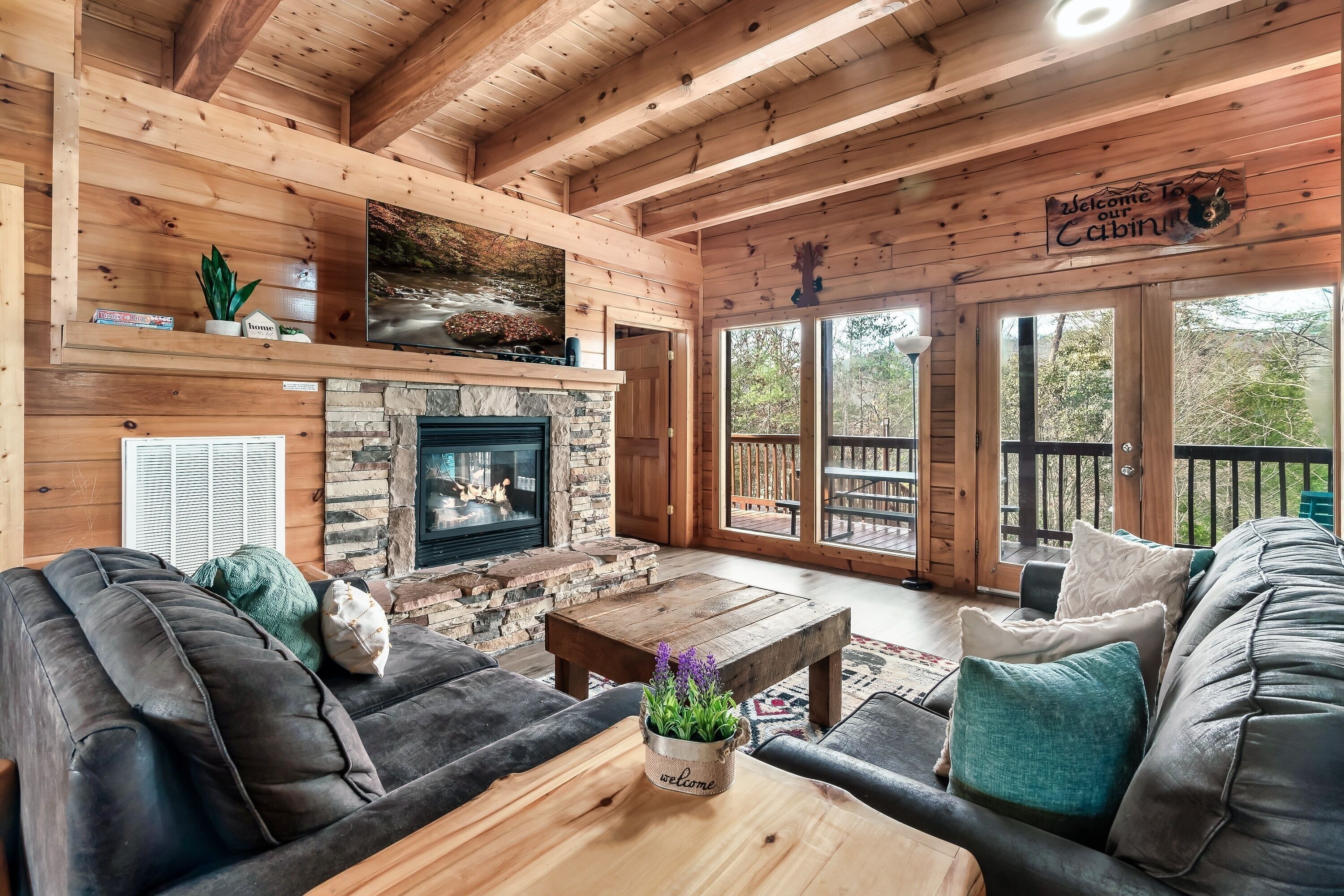 تلفزيون ذكي، مدفأة، ألعاب فيديو، كرة قدم الطاولة