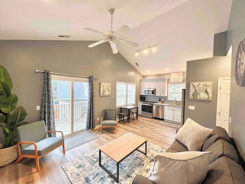 Charming, Beautiful, Treetop Loft, Prime Location