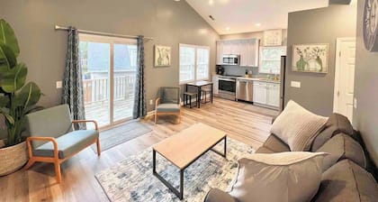 Charming, Beautiful, Treetop Loft, Prime Location