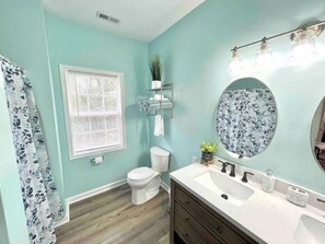 Combined shower/bathtub, hair dryer, towels