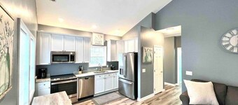 Charming, Beautiful, Treetop Loft, Prime Location