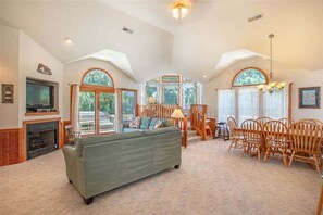 TV, lettore DVD, tavolo da calcetto, impianto stereo