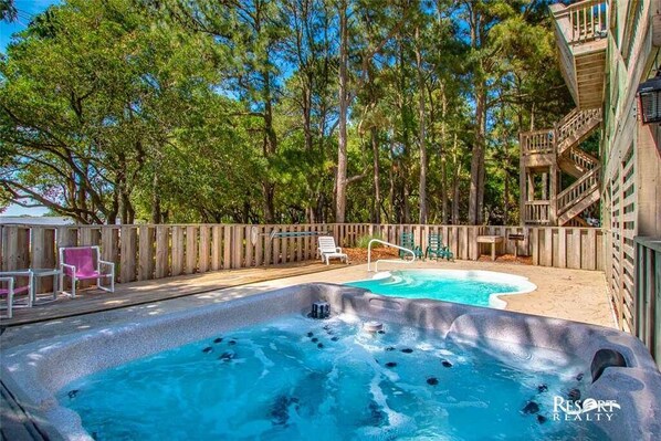 Outdoor spa tub - 1321 - The Best of Times, 6-bed 5.5-bath soundfront, private pool, Corolla, NC (Corolla)