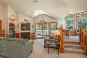 TV, lettore DVD, tavolo da calcetto, impianto stereo