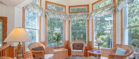 تلفزيون، مشغل دي في دي، كرة قدم الطاولة، ستيريو