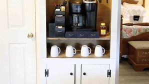 Ein Café mit einer Kaffeemaschine, Tassen und einem Honigglas.