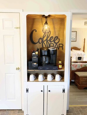 3 bedrooms, desk, iron/ironing board, travel cot - Riverfront-NO CLEANING FEE -3BR-NRG-Deck-Dock-Hike-Firepit-Pets-OK-Boat-Kayak (Boomer)