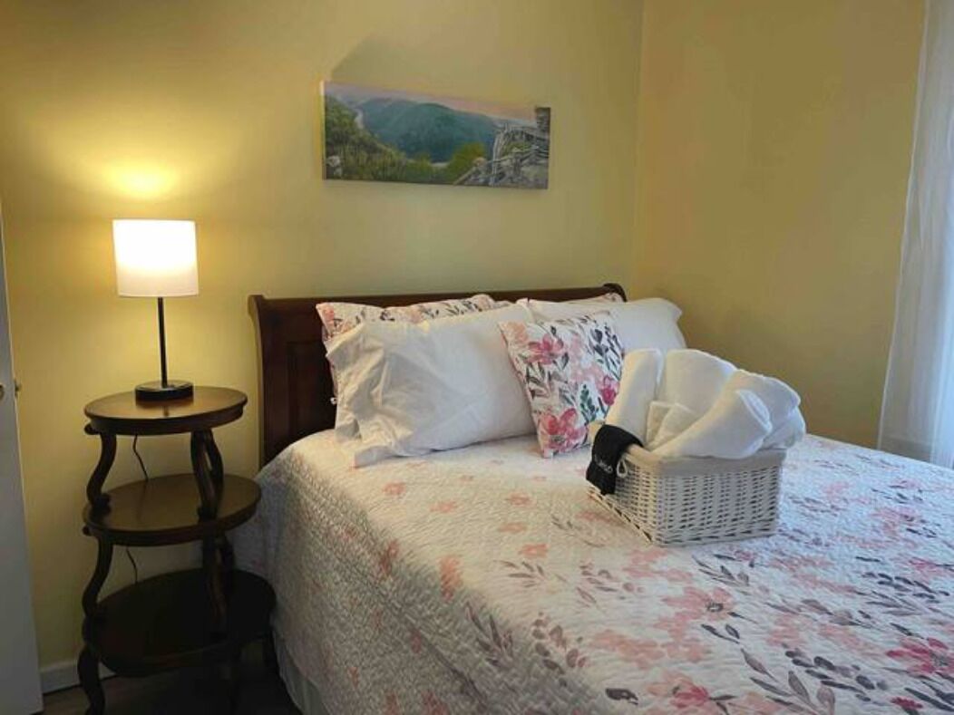 3 bedrooms, desk, iron/ironing board, travel crib