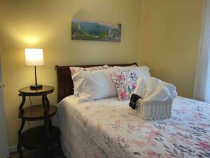 3 sovrum, skrivbord, strykjärn/strykbräda och resesäng