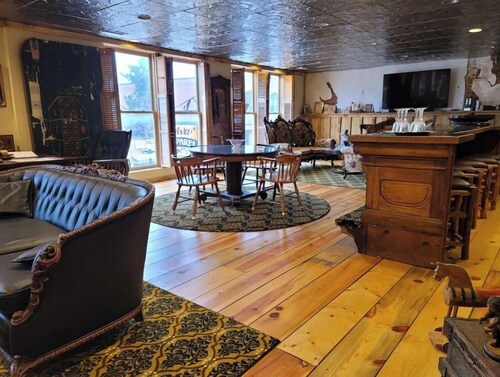 Deadwood Historic Brothel - 5 BR 4 BA in downtown Deadwood - Sleeps 12 - parking