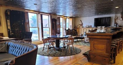 Deadwood Historic Brothel - 5 BR 4 BA in downtown Deadwood - Sleeps 12 - parking