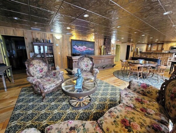 Interior - Deadwood Historic Brothel - 5 BR 4 BA in downtown Deadwood - Sleeps 12 - parking (Deadwood)