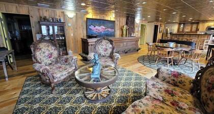 Deadwood Historic Brothel - 5 BR 4 BA in downtown Deadwood - Sleeps 12 - parking
