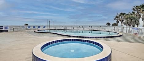 Una piscina al aire libre, una piscina climatizada