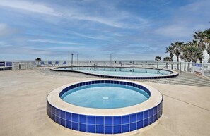 Alberca al aire libre y alberca climatizada