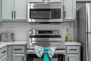ثلاجة، ميكروويف، فرن، موقد طهي مسطح