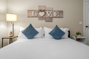 4 عدّة غرف نوم ومكواة/لوح كي وسرير سفر وواي فاي