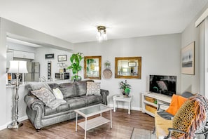 Smart TV, Netflix, streaming services - Premier Point Royale Condo on Taneycomo-golf/pool (Branson)