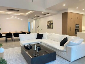 Smart TV, caminetto, videogiochi, impianto stereo