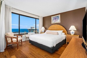 2 bedrooms, desk, iron/ironing board, free WiFi - 2-bedroom condo steps to Ala Moana Center (Honolulu)