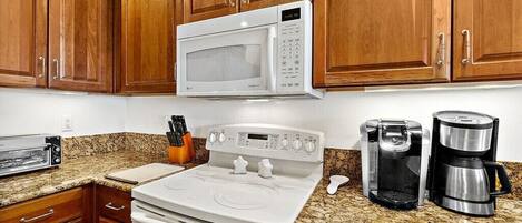 Køleskab, mikrobølgeovn, ovn, kogeplade