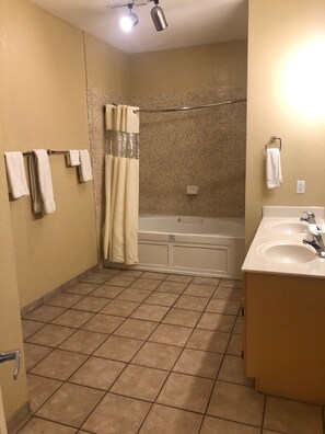 Combined shower/tub