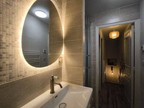 Douche, sèche-cheveux, serviettes fournies