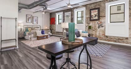 Chic Suite in Central Longview King Bed