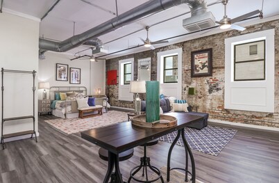 Chic Suite in Central Longview King Bed