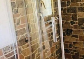 Dusche, Haartrockner, Bidet, Handtücher